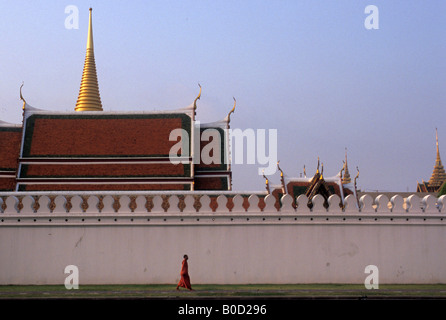 Bangkok un monaco buddista a piedi al di fuori delle pareti del Grand Palace o il Wat Phra keo Foto Stock