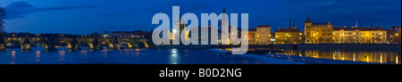 A 6 foto panoramica serata di cucitura a vista sul fiume Moldava del ponte Carlo e dalla Città Vecchia di Praga. Foto Stock