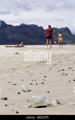 Città del Capo, Sudafrica, inquinamento della plastica, paesaggio, persone sulla spiaggia inquinate da flotsam imballaggio, sfondi, paesaggi africani, riciclaggio Foto Stock