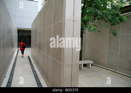 Alcuni dei nomi di 76.000 sulla parete dei nomi nel Memorial de la Shoah di Parigi, Francia. Foto Stock