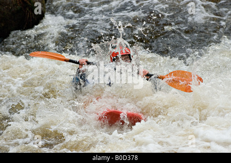 Kayaker di rude acqua bianca Foto Stock