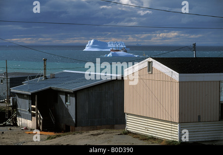 Ingresso di stagno iceberg galleggianti passando l'isola Bylot Foto Stock