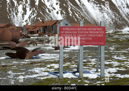 Vecchia Stazione Baleniera Stromness Harbour Georgia del Sud che mostra un cartello di segnalazione Foto Stock