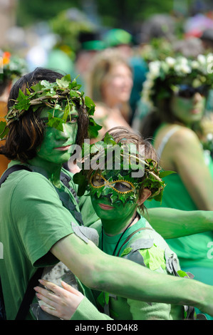 Il martinetto nel verde delle celebrazioni in Hastings, la processione di morris ballerini rende il modo attraverso la Città Vecchia. Foto Stock