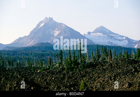 Una vista di ghiacciai sul Nord sorelle di picco e medio sorelle picco nel sistema alpino di flusso di lava sulla McKenzie Pass Scenic Byway Foto Stock