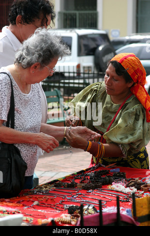 La Kuna donna indiana chaquiras di vendita in un mercato di strada della città di Panama Foto Stock