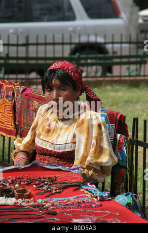 La Kuna donna indiana chaquiras di vendita in un mercato di strada della città di Panama. Per solo uso editoriale. Foto Stock