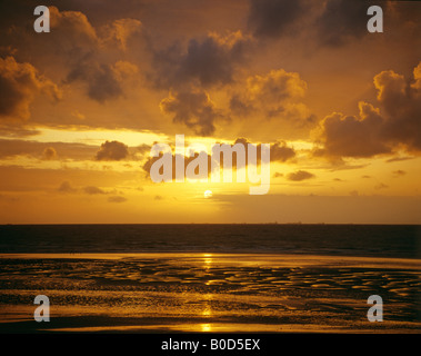 Il tramonto sul mare Normandia Francia Foto Stock