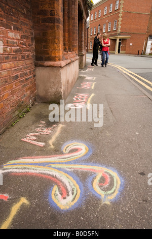 Regno Unito Cheshire Knutsford Royal giorno di maggio re Street sabbia messaggio fuori Lord Eldon pub home del primo Maggio Regina Foto Stock