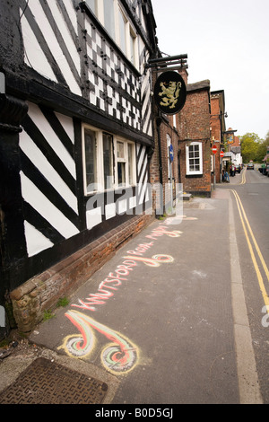 Regno Unito Cheshire Knutsford Royal giorno di maggio di King Street messaggio di sabbia al di fuori del vecchio graticcio orso bianco pub Foto Stock