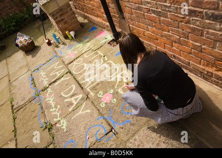 Regno Unito Cheshire Knutsford Royal giorno di maggio Amy Vescovo messaggio di levigatura al di fuori del centro del patrimonio Foto Stock