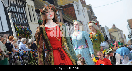 Il martinetto nel verde delle celebrazioni in Hastings, la processione di morris ballerini rende il modo attraverso la Città Vecchia. Foto Stock