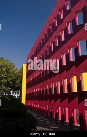 La rosa chiaro e giallo, trafitto, anteriore 'wall' del Camino Real hotel nel quartiere di Polanco di Città del Messico. Foto Stock