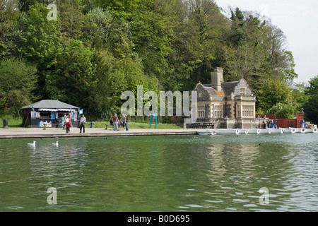 Persone che si godono themelves al Swanbourne Lake, Arundel, West Sussex, Inghilterra Foto Stock