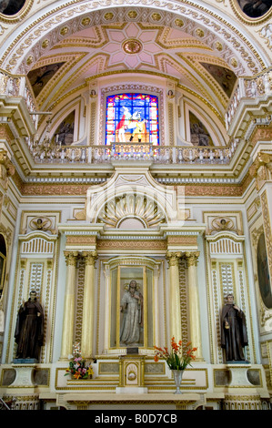 All'interno gli ornati chiesa cattolica di Nuestra Señora de los Remedios, seduto sulla sommità della piramide nascosta in Cholula, Messico. Foto Stock