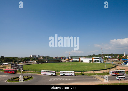 Vista dalle mura del Forte di Galle di Galle Cricket Stadium internazionale di Test Cricket venue, ricostruito dopo lo tsunami. Foto Stock