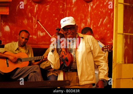 Il musicista Malaquias Costa eseguendo in Mindelo sull'isola di Sao Vicente Capo Verde Africa Foto Stock