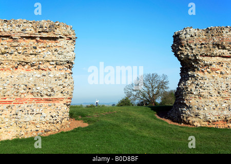 Le pareti e la porta est del forte romano di Gariannonum a Burgh Castle, nei pressi di Great Yarmouth, Norfolk, Regno Unito. Foto Stock