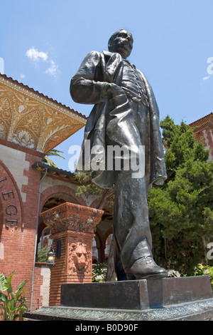 La statua di Henry Morrison Flagler fuori all'entrata di Flagler college di sant'Agostino in Florida Foto Stock