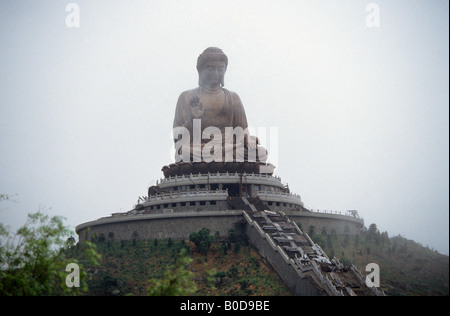 Tian Tan Buddha Questo è il mondo s più alto seduti all'aperto buddha di bronzo la statua si trova presso il Po Lin Monastero di Hong Kong Cina. Foto Stock