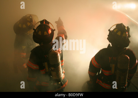Vigili del fuoco in camera piena di fumo, di Michael Messar/Dembinsky Photo Assoc Foto Stock