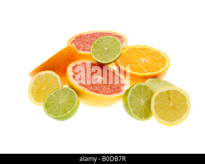 Selezione di freschi maturi sani succosa Agrumi tra cui pompelmo rosa limette di limoni e di arance isolata contro uno sfondo bianco n. persone Foto Stock