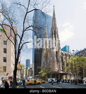 La Cattedrale di St Patrick e Olympic Tower, la Fifth Avenue, Midtown Manhattan, NYC, New York City Foto Stock