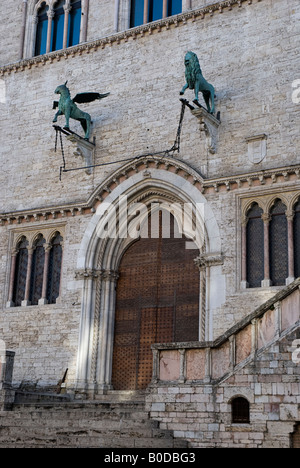 I combattenti guelfi Lion e il Grifone di Perugia sopra la porta principale del palazzo dei Priori in Perugia Foto Stock