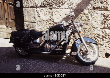 Harley Davidson Moto parcheggiata in una strada italiana Foto Stock