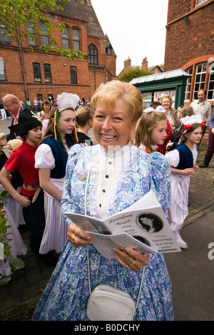 Regno Unito Cheshire Knutsford Royal giorno di maggio processione Eileen Podmore comitato organizzatore Membro da oltre 30 anni Foto Stock