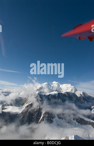 Vista dal piano bush volare sopra le montagne dell'Alaska Range, Alaska Foto Stock