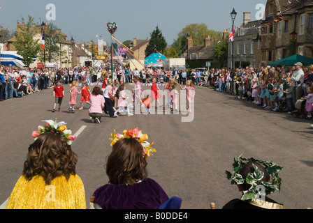 Maggio, il re e l'assistente della regina guardano la danza di Maypole. May Fair Stilton Village, Cambridgeshire, Regno Unito. High Street, senza traffico, chiusa negli anni '2008 2000, HOMER SYKES Foto Stock