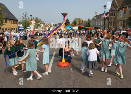 Maypole ballo UK. Scolari che ballano intorno a un festival del villaggio del May Pole May Day. Villaggio di Stilton Cambridgeshire Regno Unito 2008 2000s HOMER SYKES Foto Stock