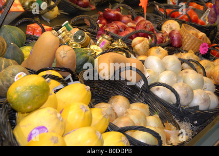 Verdure impilati in cesti nel produrre corsia di un negozio di alimentari. Foto Stock