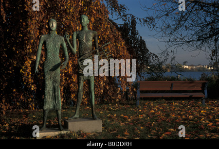 La scultura "Harfenspieler' arpa giocatore al lago Alster nel centro della città di Amburgo, Germania Foto Stock