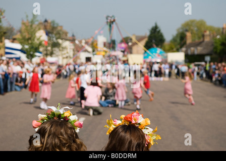 May Queen, King & Attendant guardano la danza di Maypole. May Fair Stilton Village, Cambridgeshire Regno Unito. High Street, libera dal traffico, chiusa 2008 anni, HOMER SYKES Foto Stock