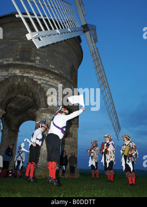 Mayday morris ballerini salutare l'alba presso il mulino a vento di Chesterton, Warwickshire, Regno Unito Foto Stock