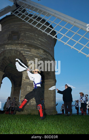 Mayday morris ballerini salutare l'alba presso il mulino a vento di Chesterton, Warwickshire, Regno Unito Foto Stock