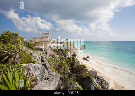 Rovine sulla riva. Il tempio principale o faro Castillo o il castello di Tulum è situato su una spiaggia spettacolare Foto Stock