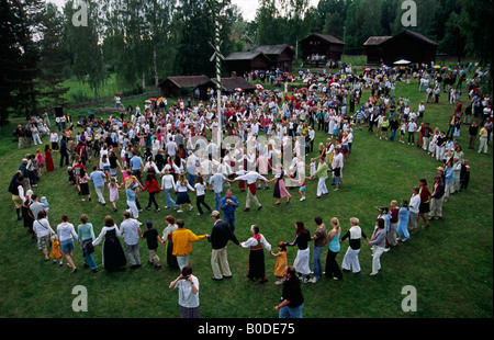 Midsummer ringdances intorno al maypole è un antico rituale di fertilità Foto Stock