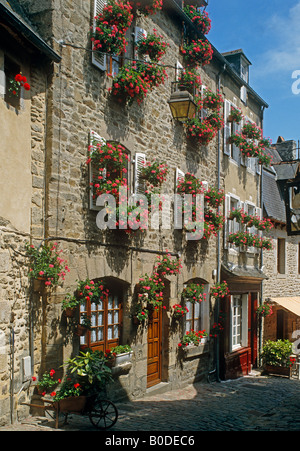 Rue de Jerzual, Dinan, a nord-est della Bretagna, Francia Foto Stock