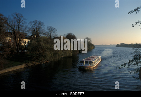 Tour in Barca Alsterdampfer sul lago Aussenalster e ville su Bellevue street a Amburgo, Germania Foto Stock