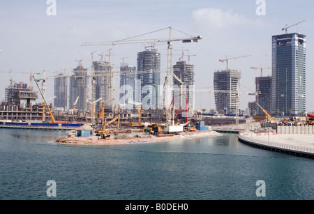 Lavori di costruzione di nuovo sky raschiatori a Dubai Foto Stock