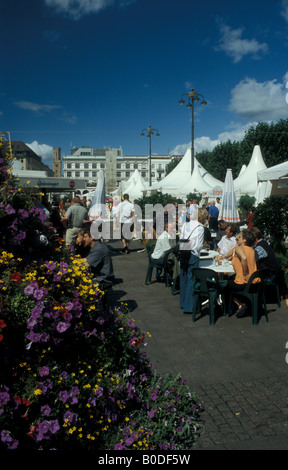 Gourmet Festival sul Rathausmarkt davanti al municipio e Alsterarkaden edificio in Amburgo, Germania Foto Stock