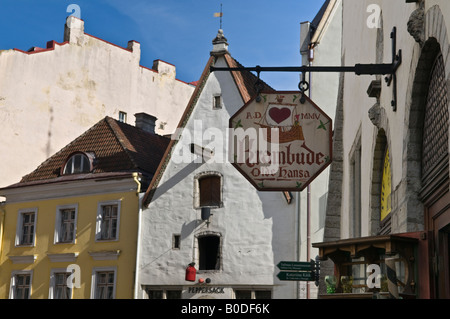 Il mercato vecchio case e Olde Hansa shop segno Tallinn Estonia Foto Stock