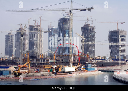 Lavori di costruzione di nuovo sky raschiatori a Dubai Foto Stock