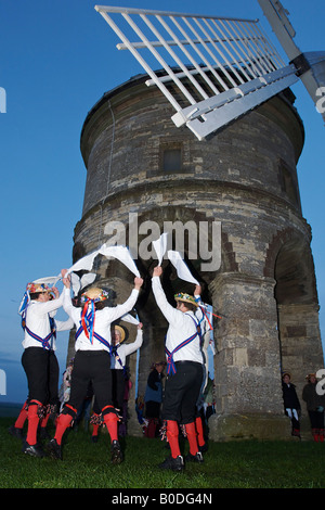 Mayday morris ballerini salutare l'alba presso il mulino a vento di Chesterton, Warwickshire, Regno Unito Foto Stock