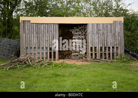 Accedere capannone riempito con i registri Hampshire Inghilterra Foto Stock