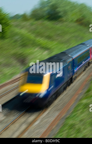 Un primo grande Western inter-city il treno ad alta velocità velocità attraverso la campagna Oxfordshire Foto Stock