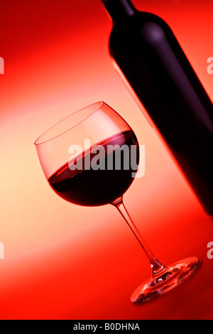 Bottiglia di vino e bicchiere di vino Foto Stock